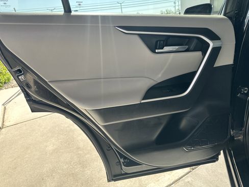 Used 2020 Toyota RAV4 XLE Premium image 18