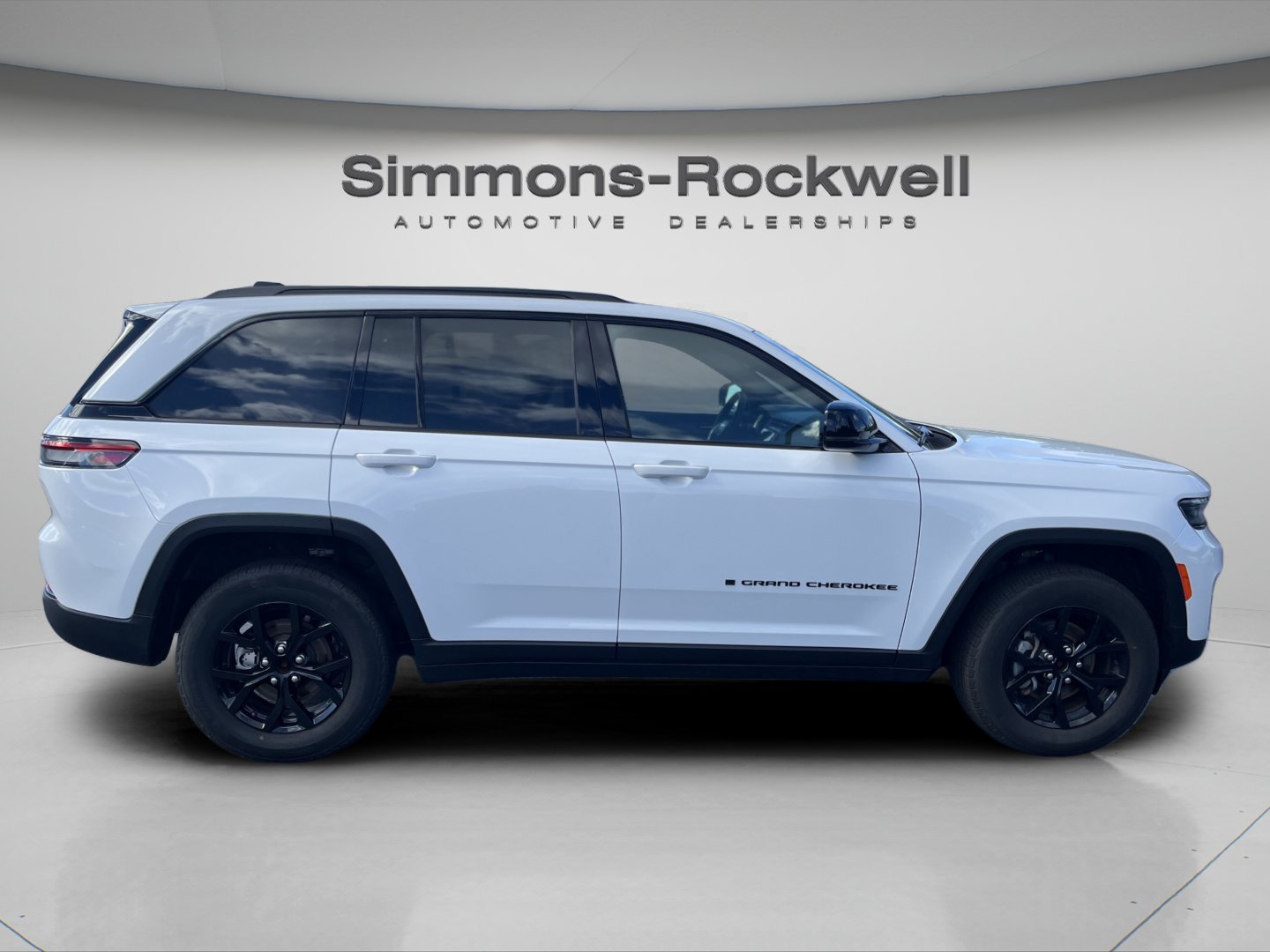 Used 2025 Jeep Grand Cherokee Altitude AWD/4WD image 6