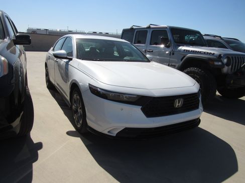 Used 2024 Honda Accord EX-L image 2