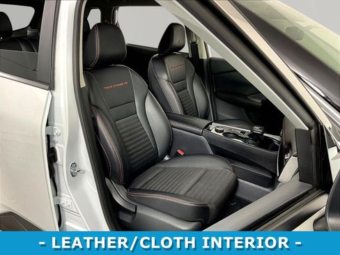Used 2025 Nissan Rogue SV AWD/4WD image 28