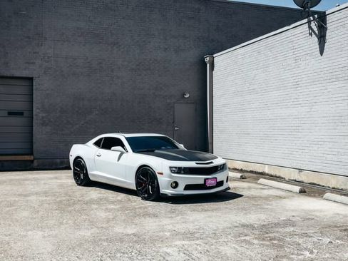 Used 2013 Chevrolet Camaro SS w/ SS Performance Package RWD image 18