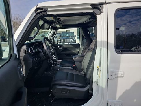 New 2026 Jeep Wrangler Unlimited Sahara AWD/4WD image 11