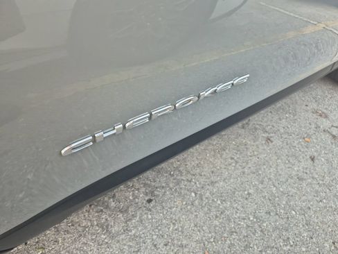 Used 2020 Jeep Cherokee Limited FWD image 5