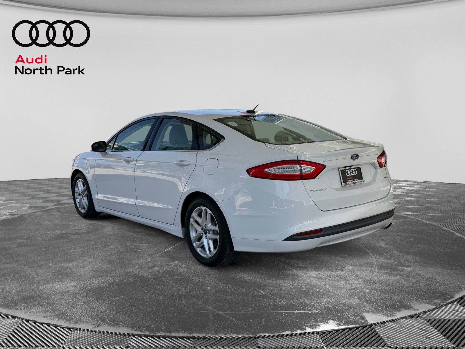 Used 2015 Ford Fusion SE FWD image 3
