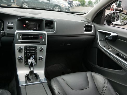 Used 2018 Volvo S60 T5 Inscription Platinum w/ Climate Package AWD/4WD image 13