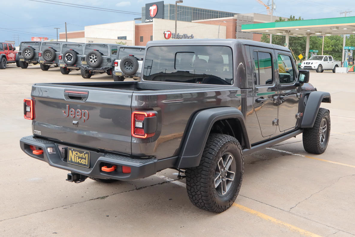 Used 2025 Jeep Gladiator Mojave w/ Convenience Group AWD/4WD image 5