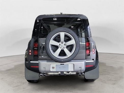 New 2024 Land Rover Defender 110 SE image 4