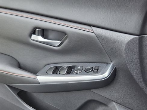 Used 2025 Nissan Sentra SR w/ SR Premium Package image 16