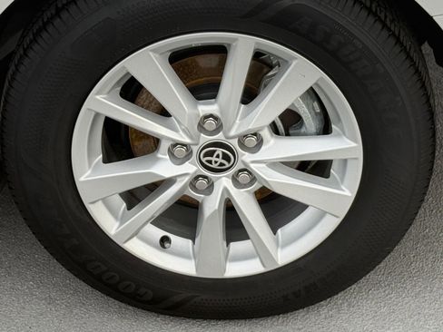 Used 2025 Toyota Camry LE image 28