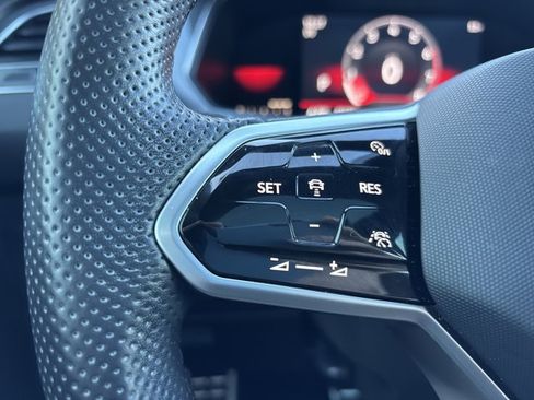 Used 2023 Volkswagen Tiguan SE R-Line image 27