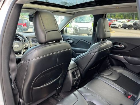 Used 2019 Jeep Cherokee Latitude Plus w/ Comfort/Convenience Group AWD/4WD image 9