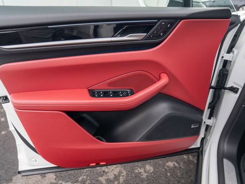 Certified 2025 Porsche Macan Electric image 10