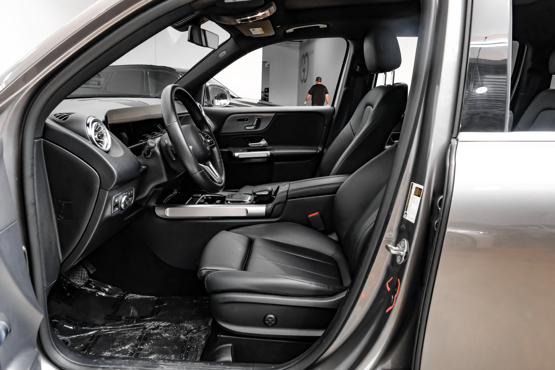 Used 2023 Mercedes-Benz GLB 250 w/ Premium Package image 4