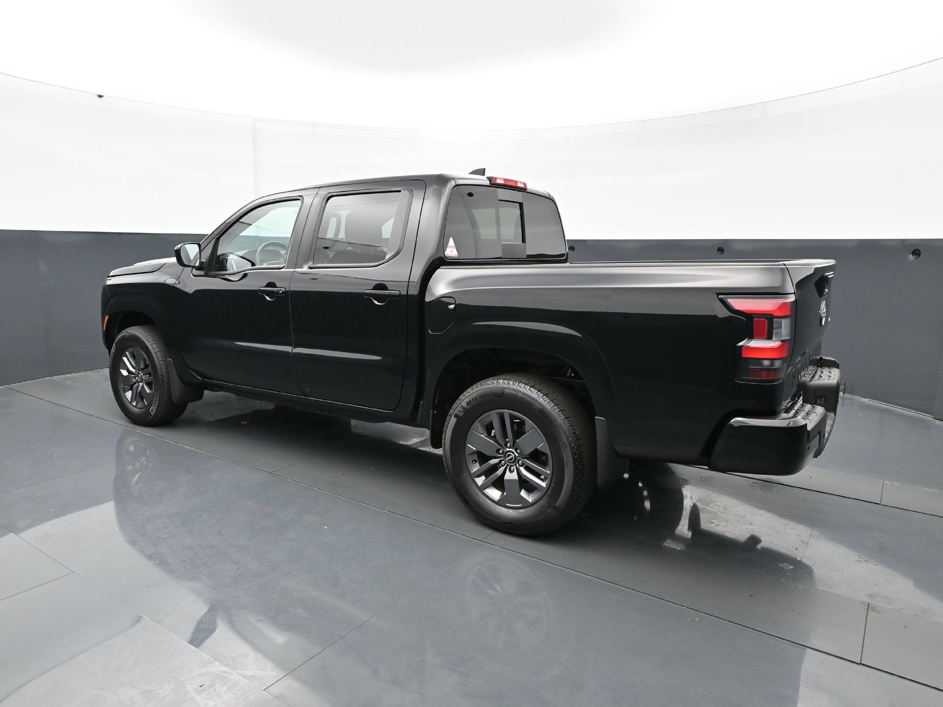 Used 2025 Nissan Frontier SV w/ SV Convenience Package AWD/4WD image 4