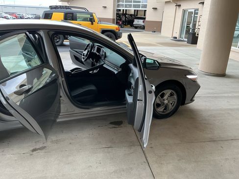 New 2026 Hyundai Elantra SE image 14