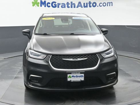Used 2023 Chrysler Pacifica Touring-L image 4