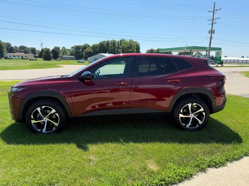 Used 2025 Chevrolet Trax RS w/ Sunroof Package FWD image 4
