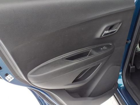 Used 2020 Chevrolet Trax LT w/ LT Convenience Package image 12