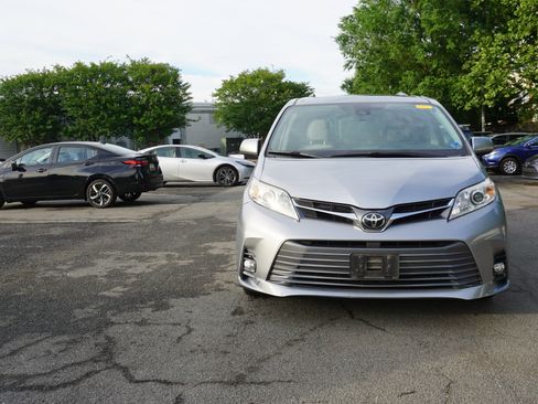 Used 2018 Toyota Sienna XLE Premium FWD image 2