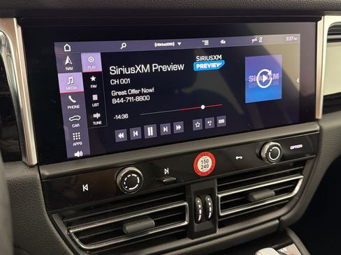 Certified 2024 Porsche Macan AWD/4WD image 21