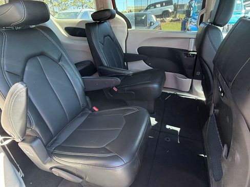 Certified 2024 Chrysler Pacifica Touring-L FWD image 20