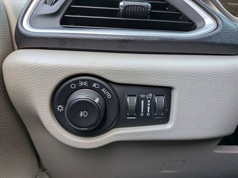 Used 2017 Chrysler Pacifica Touring-L FWD image 17