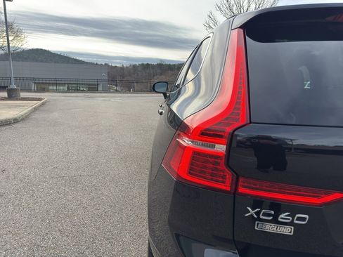 Certified 2022 Volvo XC60 B5 Momentum w/ Climate Package image 8