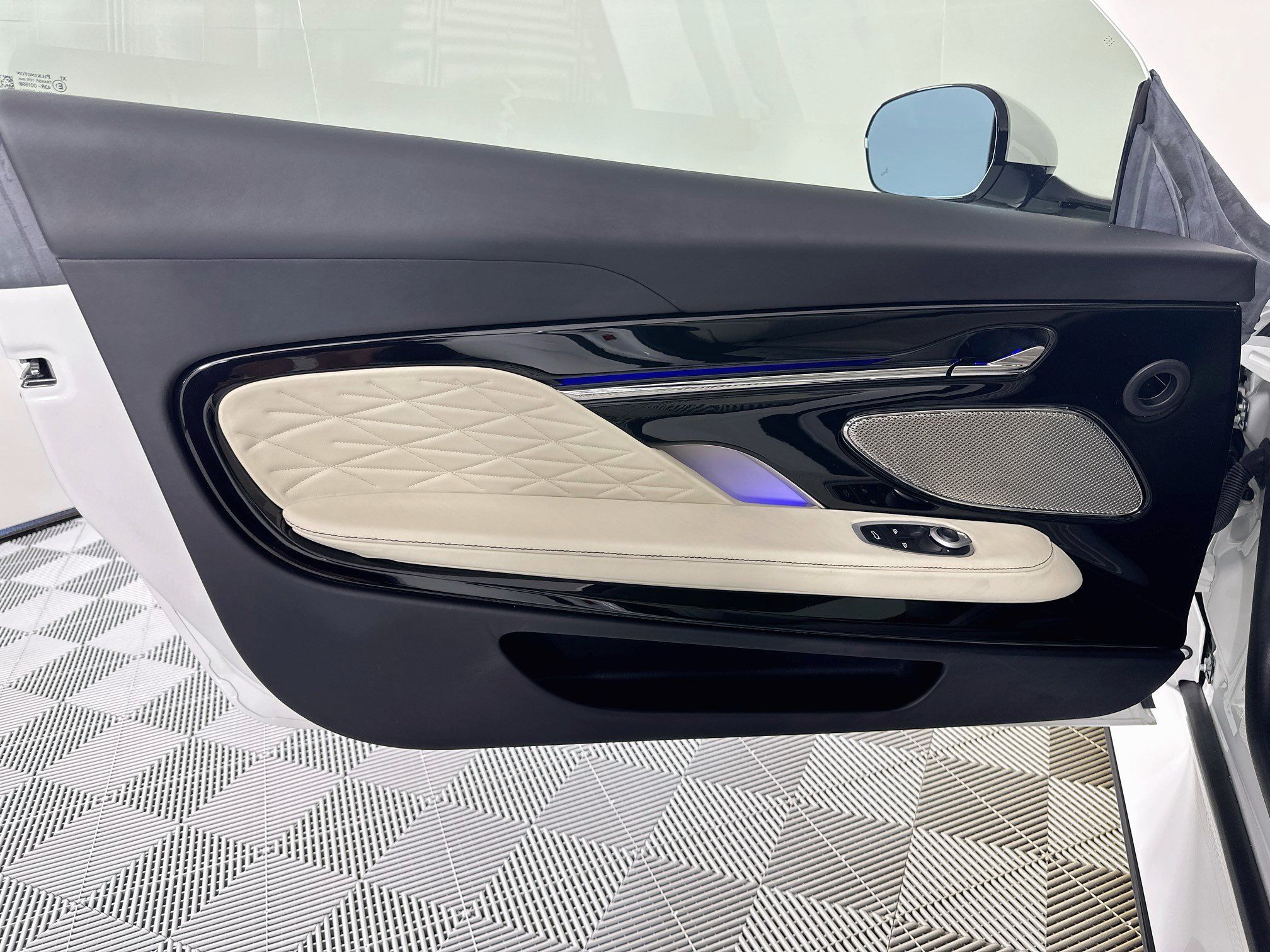 Used 2025 Aston Martin DB12 Coupe RWD image 19