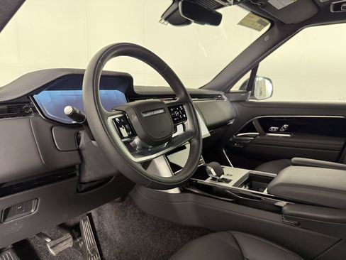 Used 2025 Land Rover Range Rover SE AWD/4WD image 4