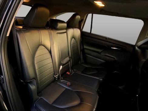 Used 2022 Toyota Highlander XLE FWD image 19