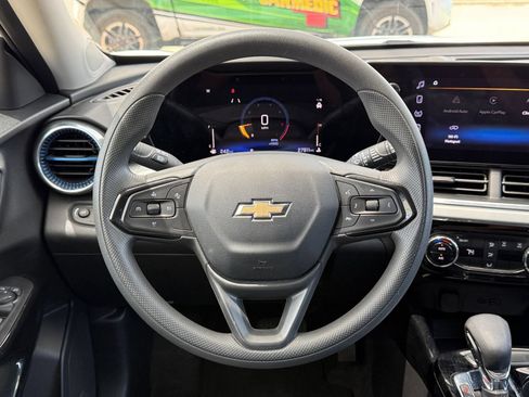 Used 2025 Chevrolet Trax LT FWD image 28