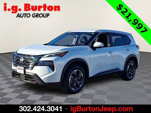 Used 2024 Nissan Rogue SV image 3