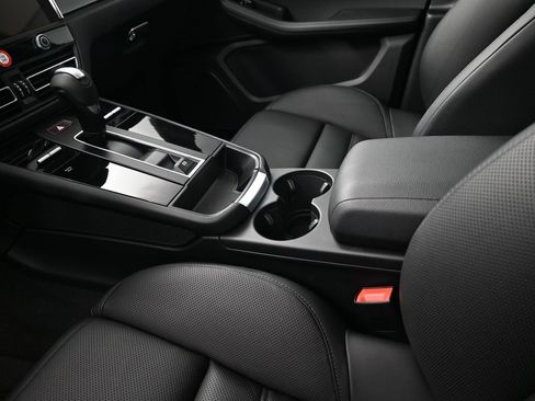 Certified 2026 Porsche Macan image 22