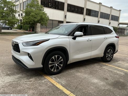 Used 2022 Toyota Highlander XLE FWD image 4