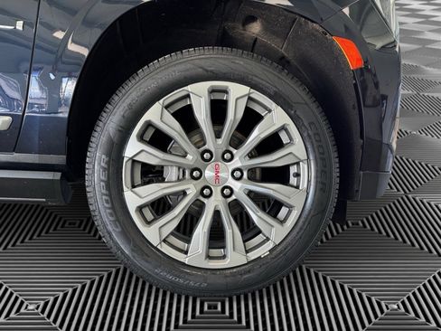 Used 2021 GMC Yukon Denali w/ Denali Premium Package image 10