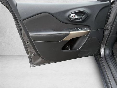 Used 2017 Jeep Cherokee Latitude w/ Cold Weather Group image 12