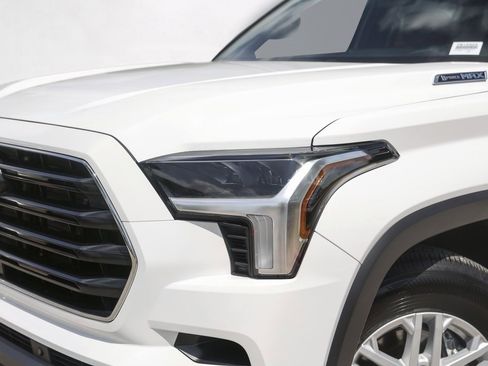 Used 2025 Toyota Sequoia SR5 image 33