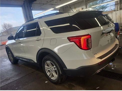 Used 2021 Ford Explorer XLT w/ Equipment Group 202A image 7