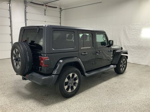 Used 2018 Jeep Wrangler Unlimited Sahara AWD/4WD image 4