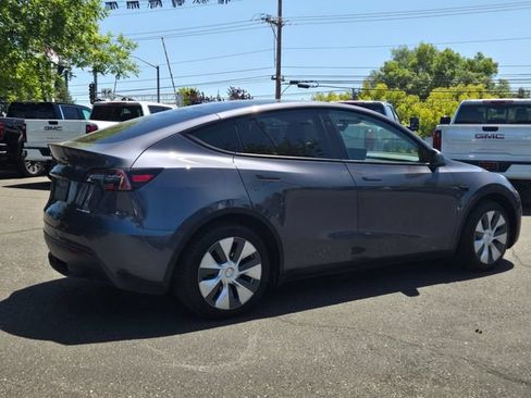 Used 2023 Tesla Model Y Long Range AWD/4WD image 3