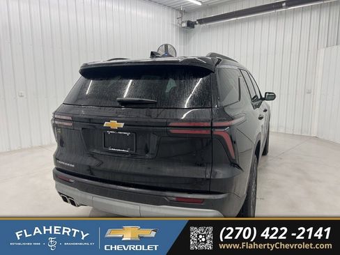 Used 2025 Chevrolet Traverse LT w/ Sun and Wheel Package FWD image 3