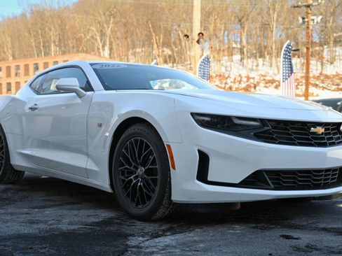 Used 2022 Chevrolet Camaro LT w/ Technology Package image 8
