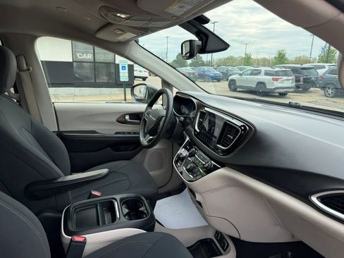 Used 2019 Chrysler Pacifica Touring Plus w/ Tire & Wheel Group FWD image 30