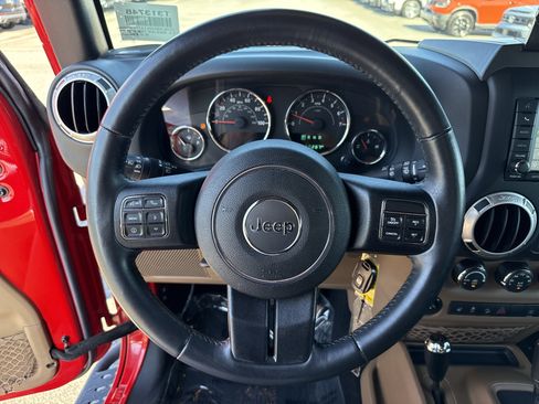 Used 2016 Jeep Wrangler Unlimited Sahara w/ Connectivity Group AWD/4WD image 18