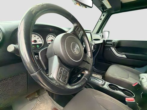 Used 2015 Jeep Wrangler Unlimited Sahara w/ Connectivity Group AWD/4WD image 10