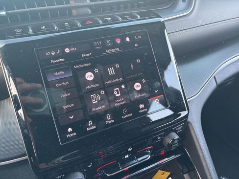 Used 2023 Jeep Grand Cherokee Altitude image 17