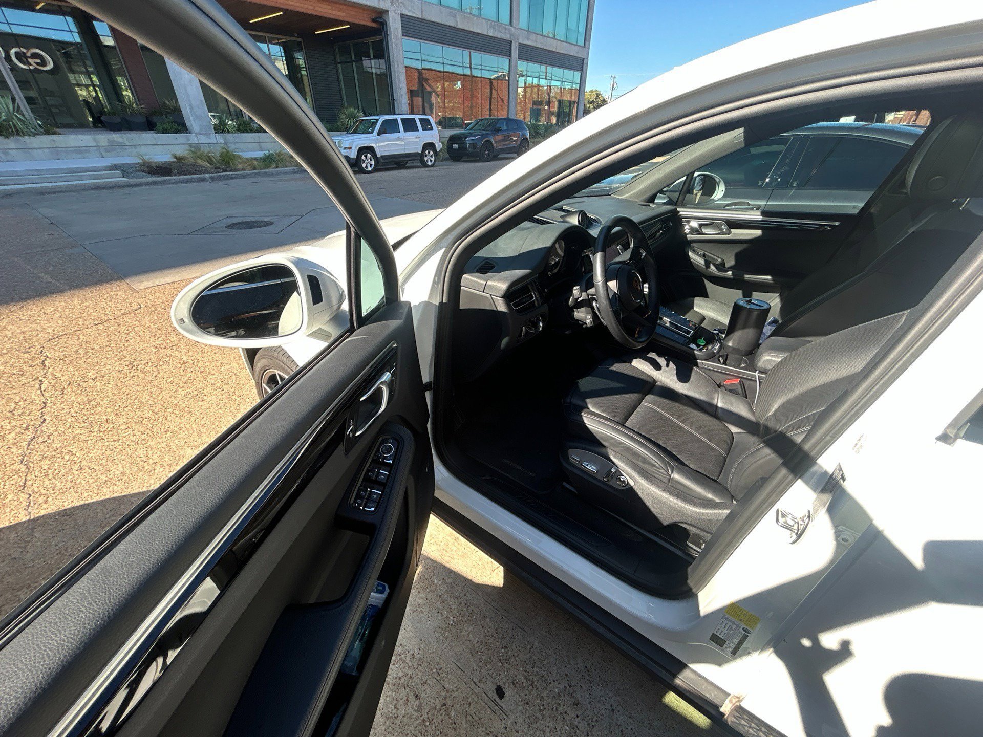 Used 2022 Porsche Macan AWD/4WD image 4