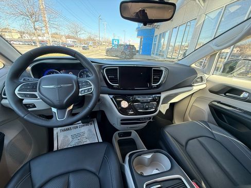 Used 2024 Chrysler Pacifica Touring-L image 14
