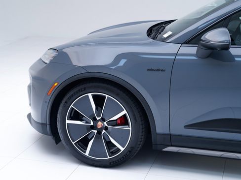 New 2025 Porsche Macan 4S Electric image 11