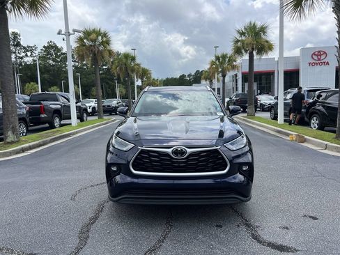 Used 2022 Toyota Highlander XLE FWD image 3